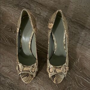GUCCI NEW Snakeskin Leather Peep Toe Pumps with Gold Horsebit